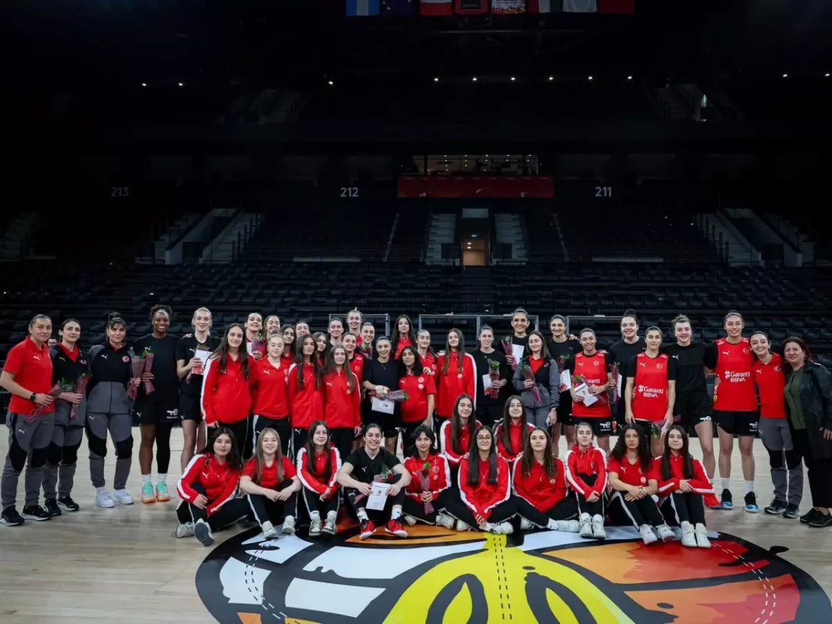 A Milli Takım\'a Kadınlar Günü Sürprizi