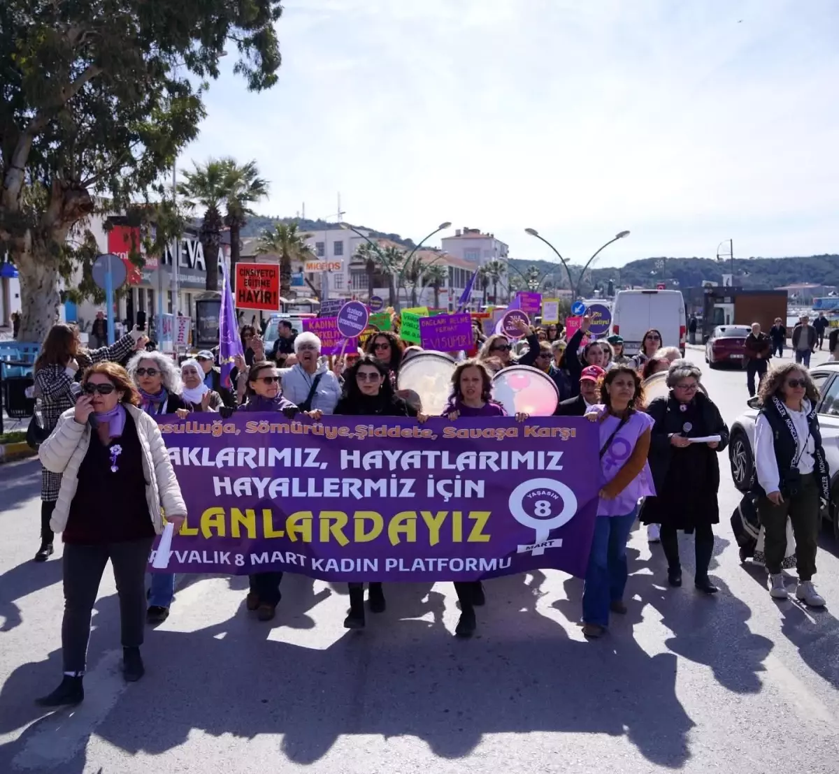 Ayvalık\'ta Kadın Emeği İçin Yürüyüş Düzenlendi