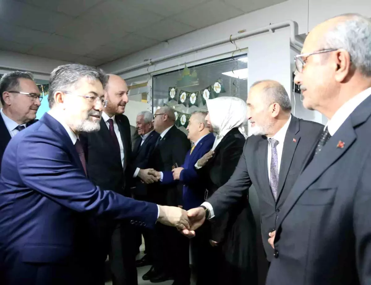 Bakan Yumaklı, huzurevindeki kadınların 8 Mart Dünya Kadınlar Günü\'nü kutladı