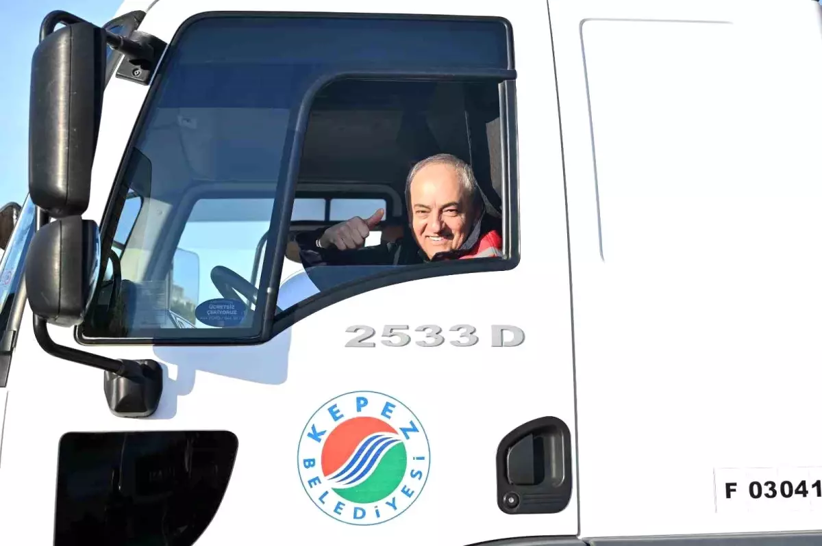 Başkan Kocagöz işçi elbisesini giydi, iş makinesinin başına geçti