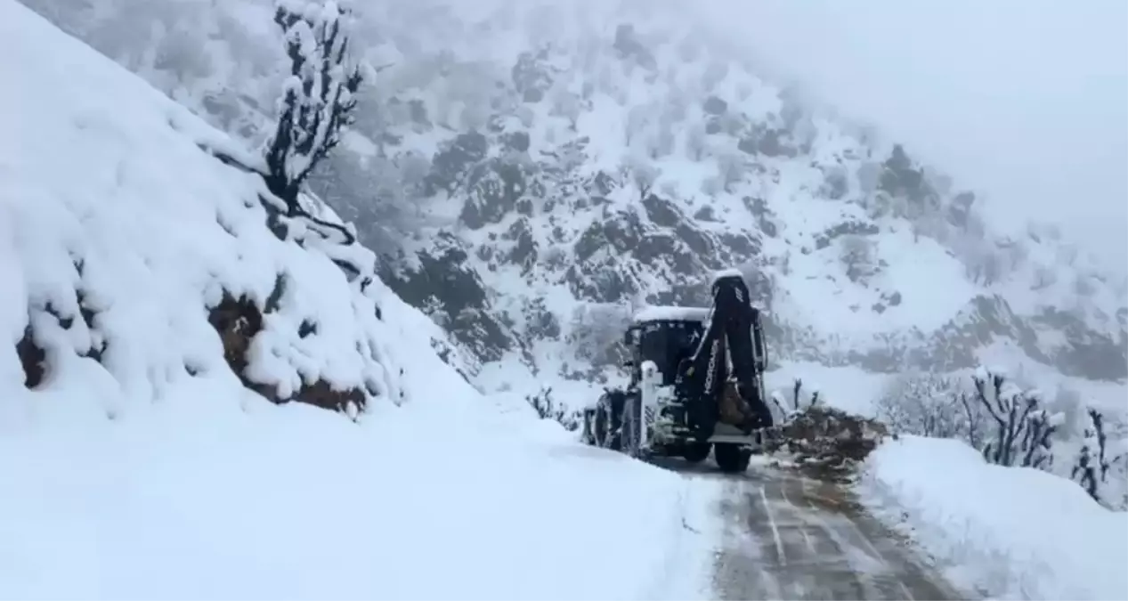 Batman\'da Yoğun Kar Yağışı Yolları Kaptı