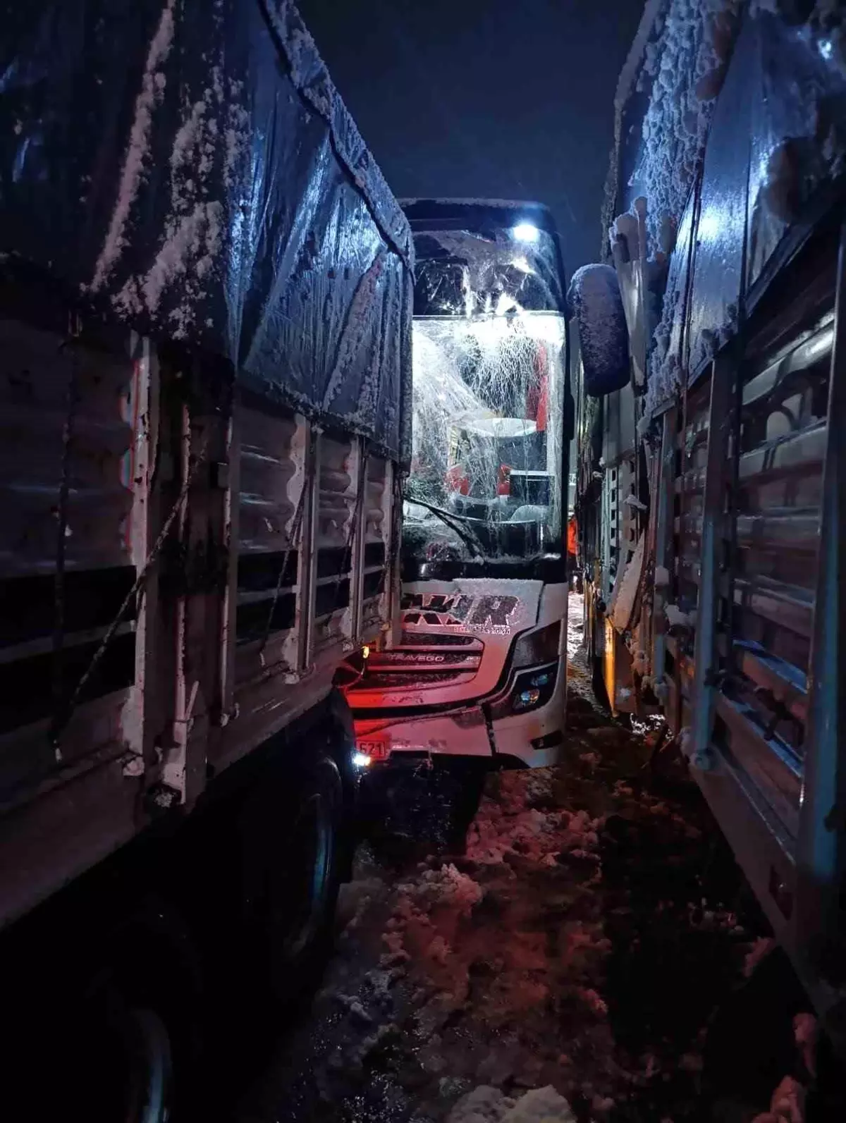 Bitlis\'te Otobüs Tıra Çarptı: 8 Yaralı