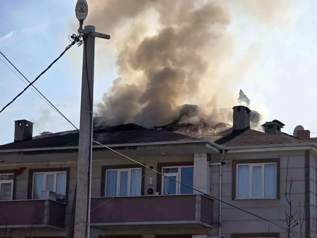 İnegöl\'de Apartman Çatısında Yangın