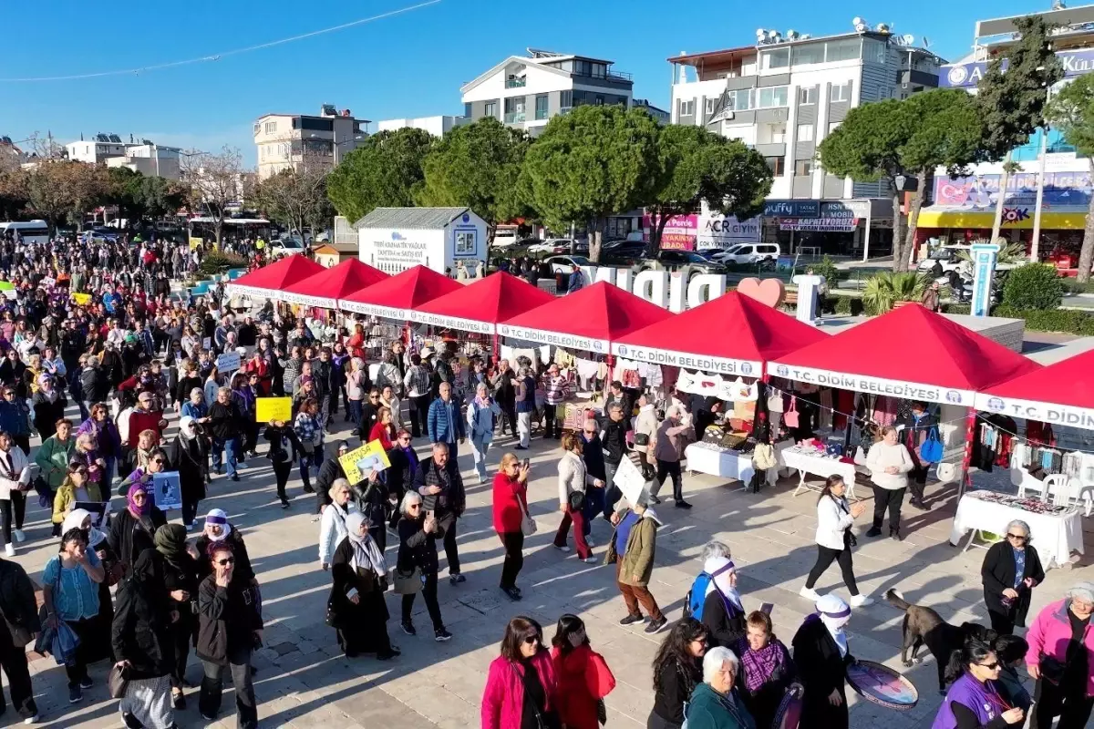 Didim\'de Emekçi Kadınlar Pazarı kent meydanında açıldı