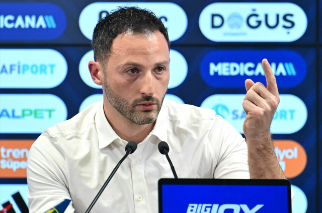Domenico Tedesco'dan takımına öz eleştiri: Bize gol atmak çok kolay, orta yapmanız yeterli