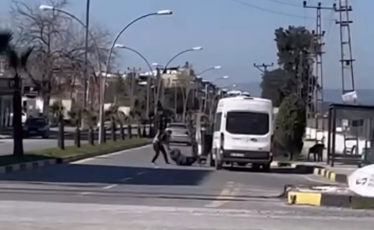 Dörtyol\'da Minibüs Durağında Kavga