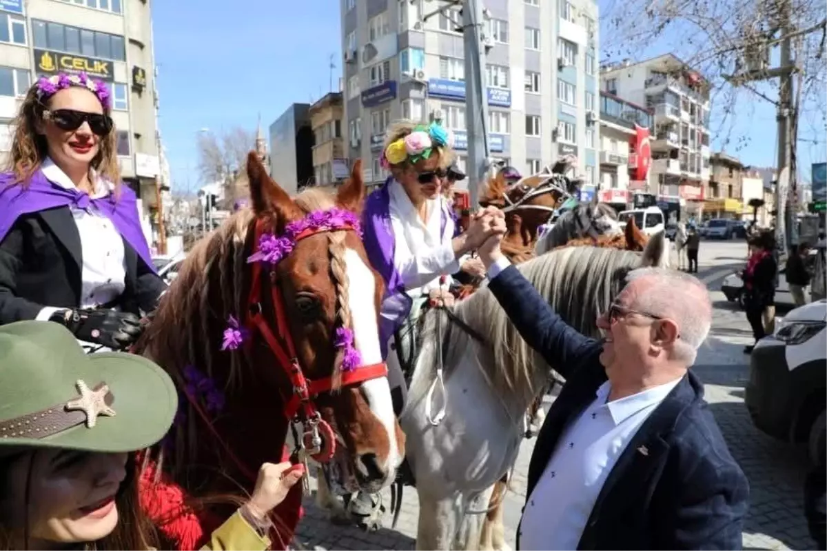 Edremit\'te Kadınlar Günü\'nde atlı kortej