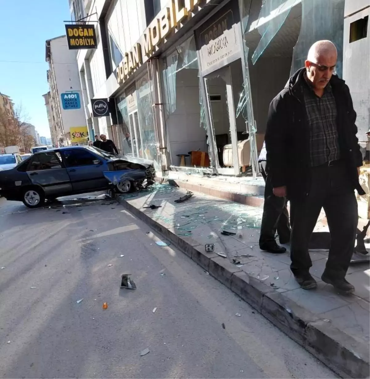 Elazığ\'da Otomobil Mobilya Mağazasına Girdi