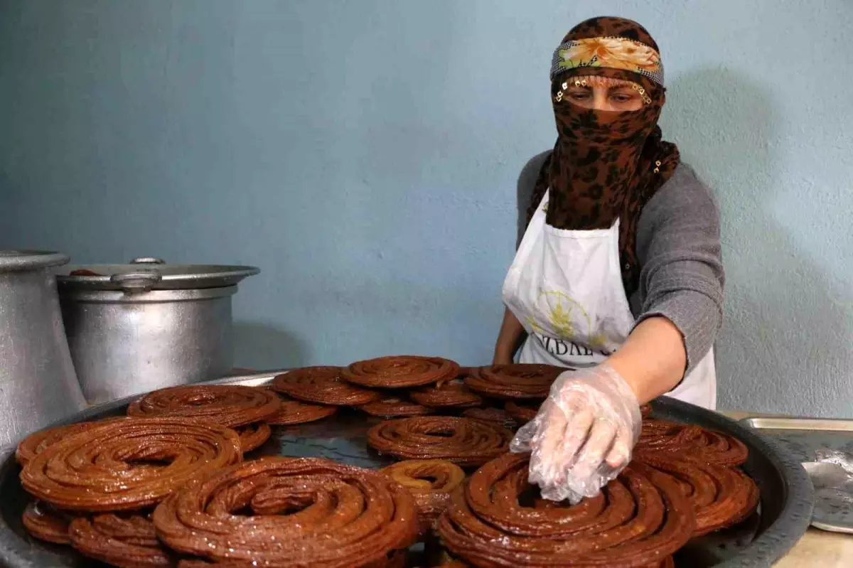 Eşine destek olup 15 metrekarelik dükkanda kadınların gücünü gösteriyor