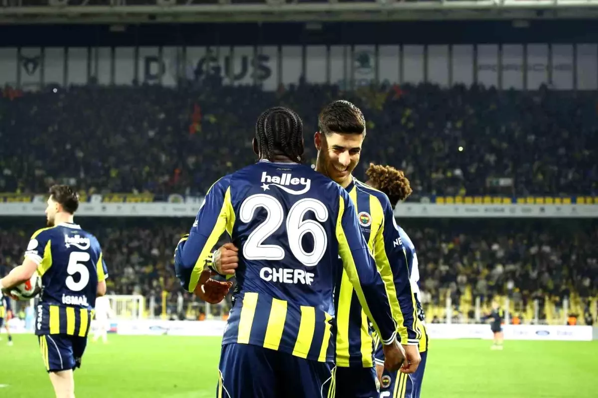 Fenerbahçe, Samsunspor\'u 3-2 Yenerek Galibiyet Aldı