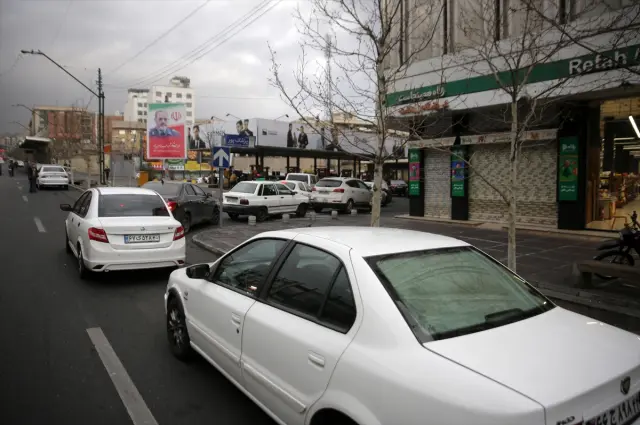 Görüntü İran'dan: Haberi alan akaryakıt istasyonuna koştu