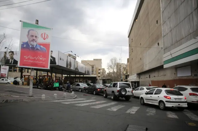 Görüntü İran'dan: Haberi alan akaryakıt istasyonuna koştu