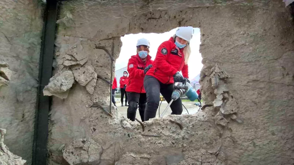 DAKE Kadın Gönüllüleri Depremde İlham Veriyor