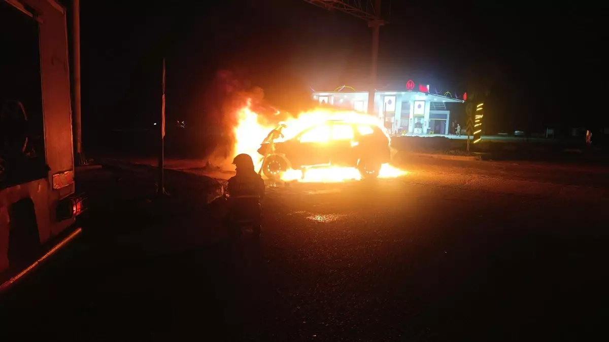 Kırıkhan\'da Kaza, Araç Alev Aldı