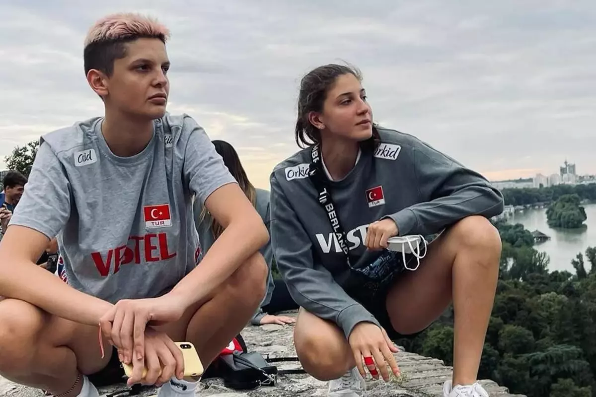 İlkin Aydın\'dan Galatasaraylı taraftarla laf dalaşına giren Ebrar Karakurt\'a göndermeli cevap