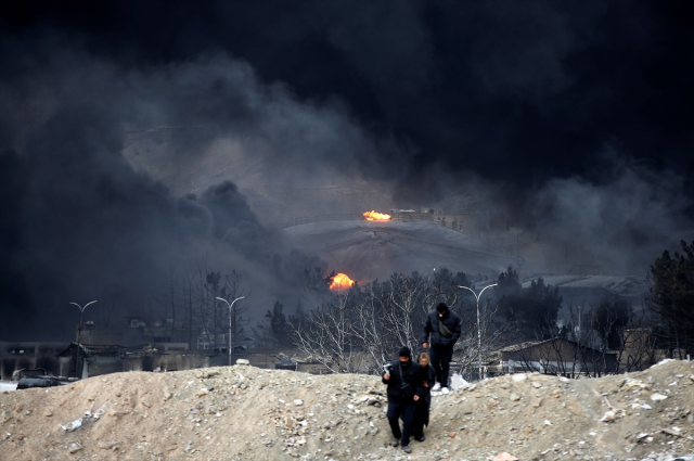 İran'da vurulan petrol deposundan dumanlar yükseliyor! Vatandaşlara kritik bir uyarı var