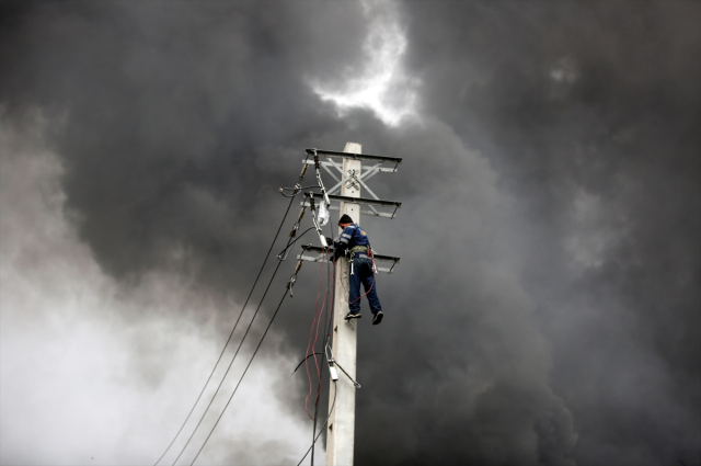 İran'da vurulan petrol deposundan dumanlar yükseliyor! Vatandaşlara kritik bir uyarı var