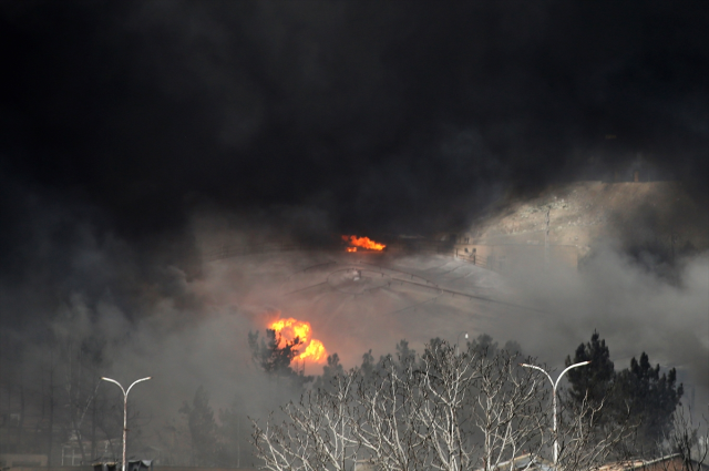 İran'da vurulan petrol deposundan dumanlar yükseliyor! Vatandaşlara kritik bir uyarı var