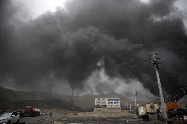 İran'da vurulan petrol deposundan dumanlar yükseliyor! Vatandaşlara kritik bir uyarı var