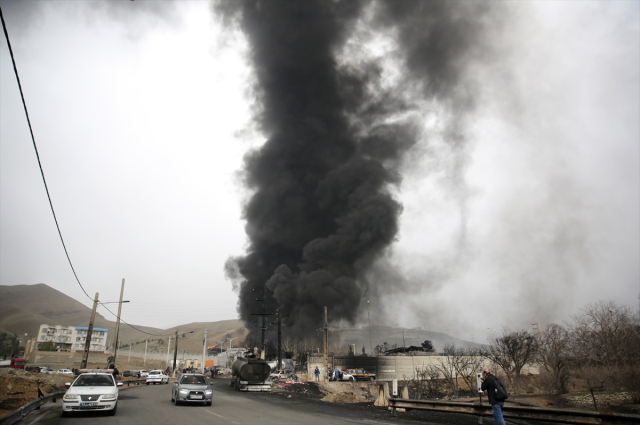 İran'da vurulan petrol deposundan dumanlar yükseliyor! Vatandaşlara kritik bir uyarı var