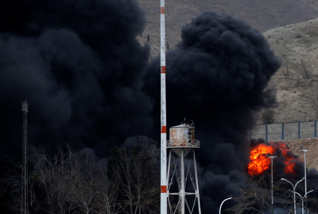 İran'da vurulan petrol deposundan dumanlar yükseliyor! Vatandaşlara kritik bir uyarı var