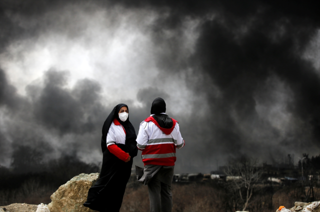 İran'da vurulan petrol deposundan dumanlar yükseliyor! Vatandaşlara kritik bir uyarı var
