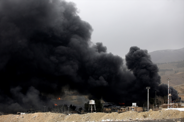 İran'da vurulan petrol deposundan dumanlar yükseliyor! Vatandaşlara kritik bir uyarı var