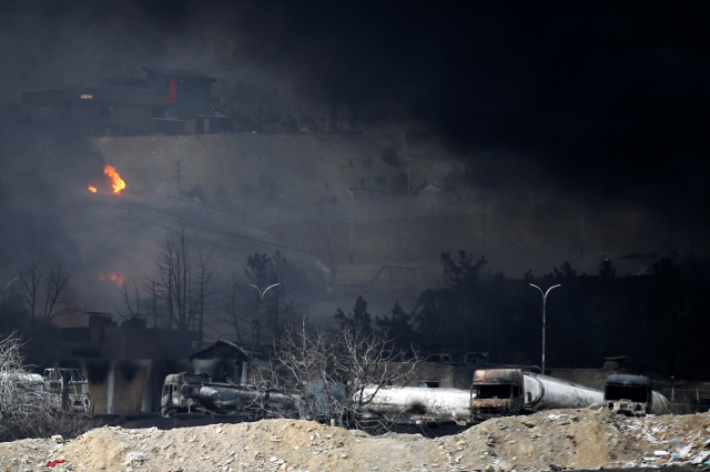 İran'da vurulan petrol deposundan dumanlar yükseliyor! Vatandaşlara kritik bir uyarı var