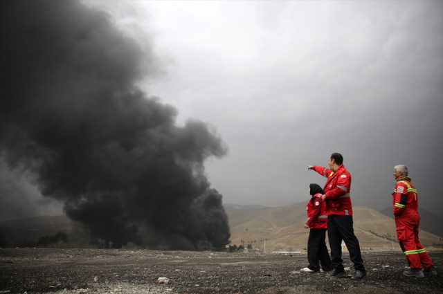 İran'da vurulan petrol deposundan dumanlar yükseliyor! Vatandaşlara kritik bir uyarı var