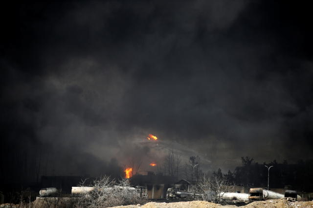 İran'da vurulan petrol deposundan dumanlar yükseliyor! Vatandaşlara kritik bir uyarı var