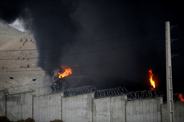 İran'da vurulan petrol deposundan dumanlar yükseliyor! Vatandaşlara kritik bir uyarı var
