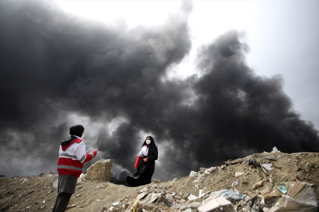 İran'da vurulan petrol deposundan dumanlar yükseliyor! Vatandaşlara kritik bir uyarı var