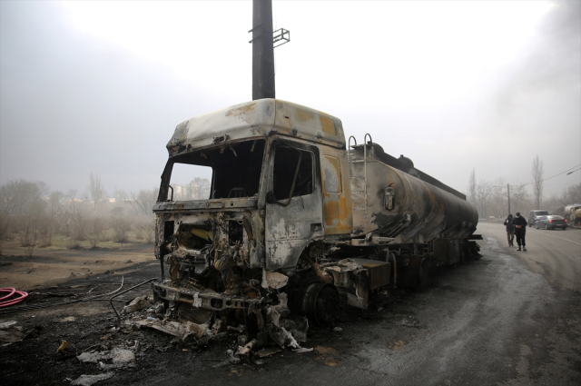 İran'da vurulan petrol deposundan dumanlar yükseliyor! Vatandaşlara kritik bir uyarı var