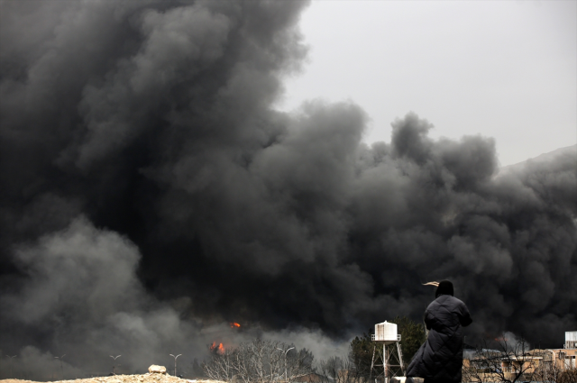 İran'da vurulan petrol deposundan dumanlar yükseliyor! Vatandaşlara kritik bir uyarı var