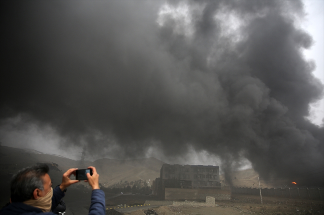 İran'da vurulan petrol deposundan dumanlar yükseliyor! Vatandaşlara kritik bir uyarı var