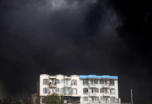 İran'da vurulan petrol deposundan dumanlar yükseliyor! Vatandaşlara kritik bir uyarı var
