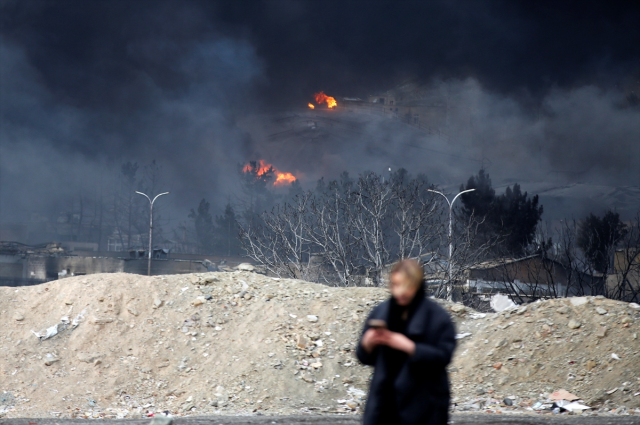 İran'da vurulan petrol deposundan dumanlar yükseliyor! Vatandaşlara kritik bir uyarı var