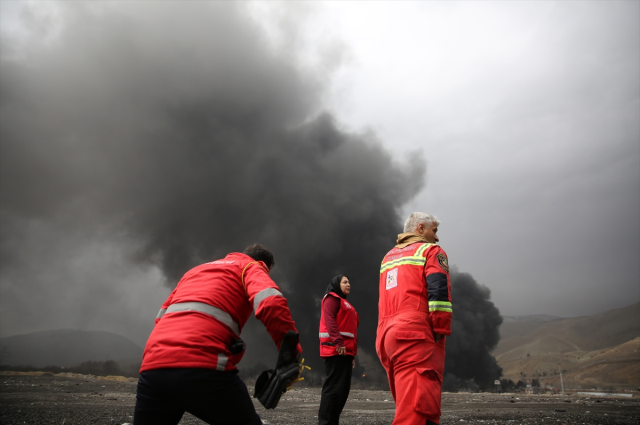 İran'da vurulan petrol deposundan dumanlar yükseliyor! Vatandaşlara kritik bir uyarı var