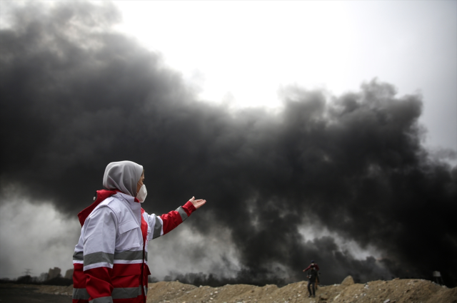 İran'da vurulan petrol deposundan dumanlar yükseliyor! Vatandaşlara kritik bir uyarı var