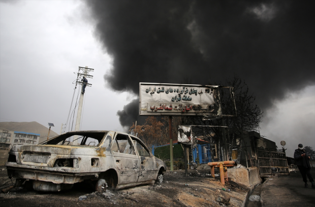 İran'da vurulan petrol deposundan dumanlar yükseliyor! Vatandaşlara kritik bir uyarı var