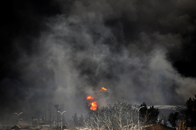 İran'da vurulan petrol deposundan dumanlar yükseliyor! Vatandaşlara kritik bir uyarı var