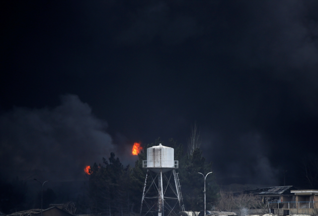İran'da vurulan petrol deposundan dumanlar yükseliyor! Vatandaşlara kritik bir uyarı var
