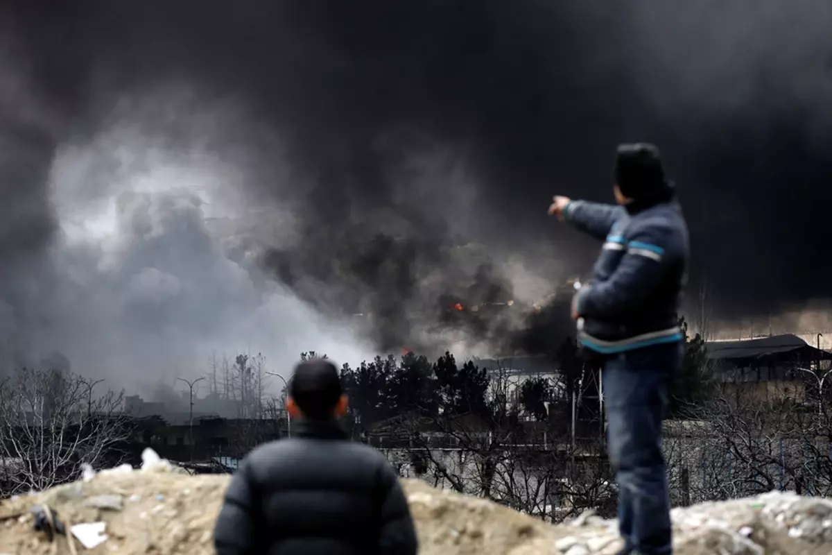 İran\'da vurulan petrol deposundan dumanlar yükseliyor! Vatandaşlara kritik bir uyarı var