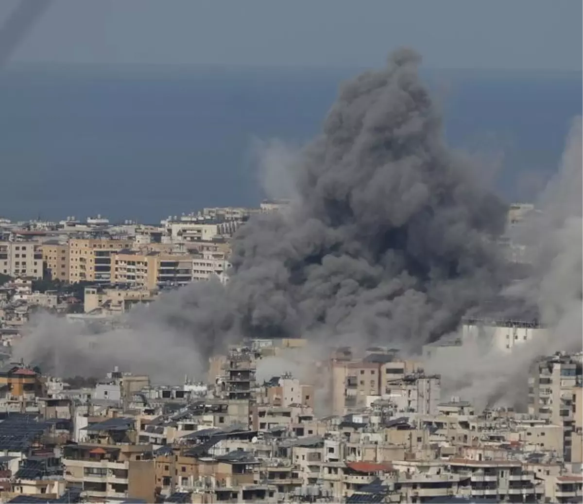 İsrail\'in Lübnan\'daki Hava Saldırısı: 4 Ölü