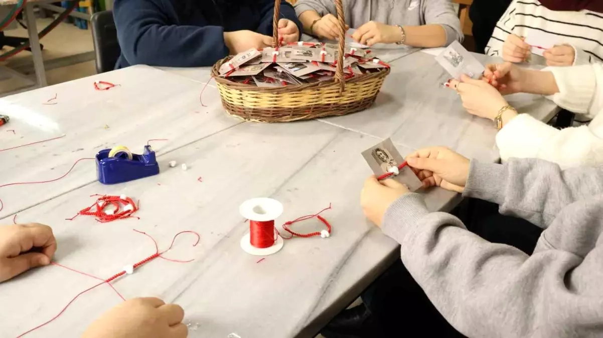 İzmit Beyaz Kalpler öğrencilerinden kadın personele el emeği 8 Mart sürprizi