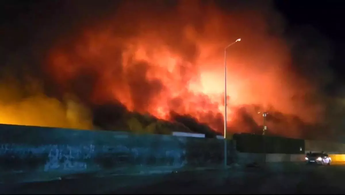 Kadirli OSB\'de tavuk fabrikasında çıkan yangın sabaha karşı söndürüldü