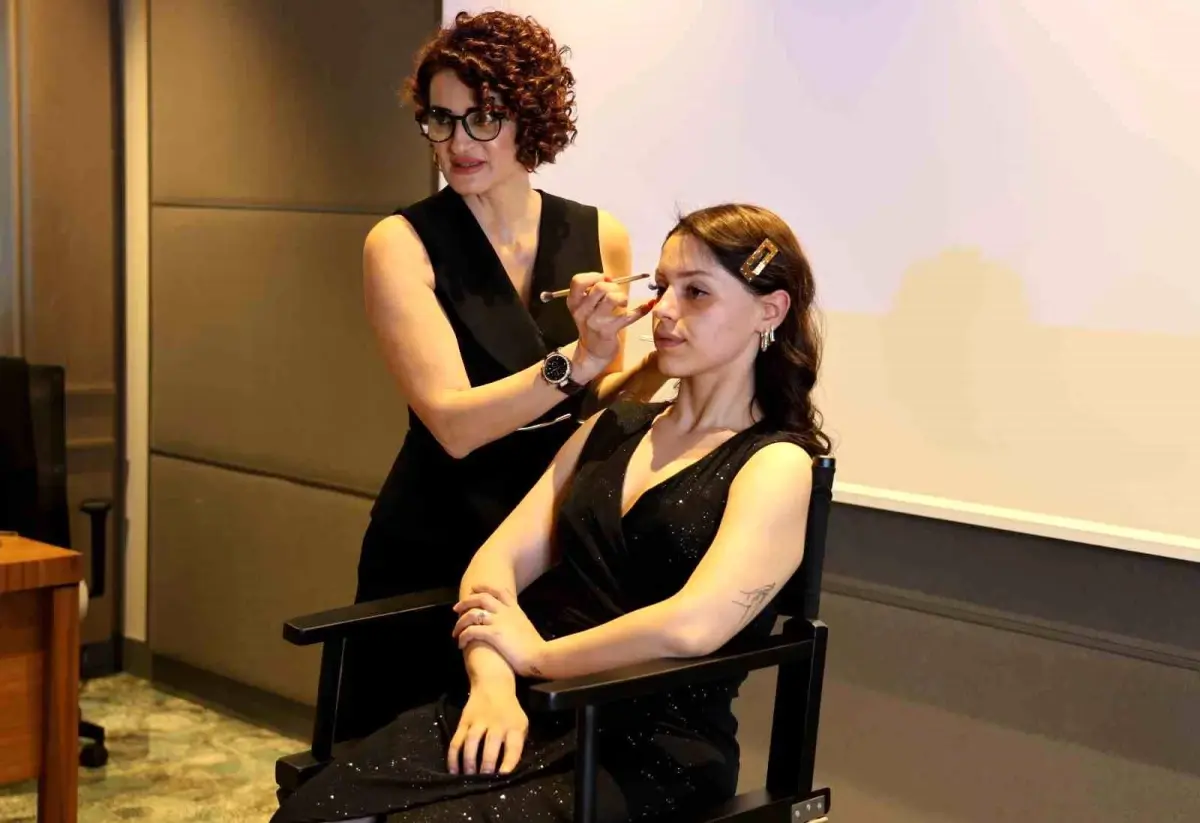 Meme Kanseriyle Mücadele Edenlere Makyaj Eğitimi