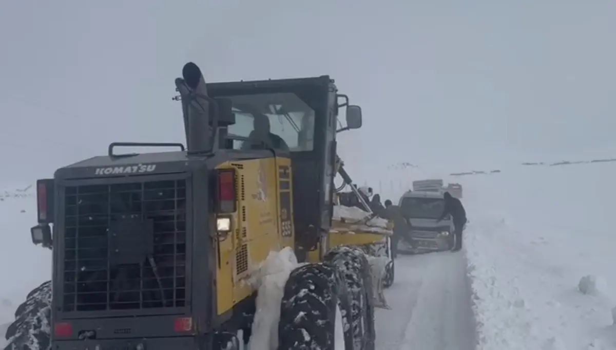 Kars\'ta Mahsur Kalan Araçlar Kurtarıldı