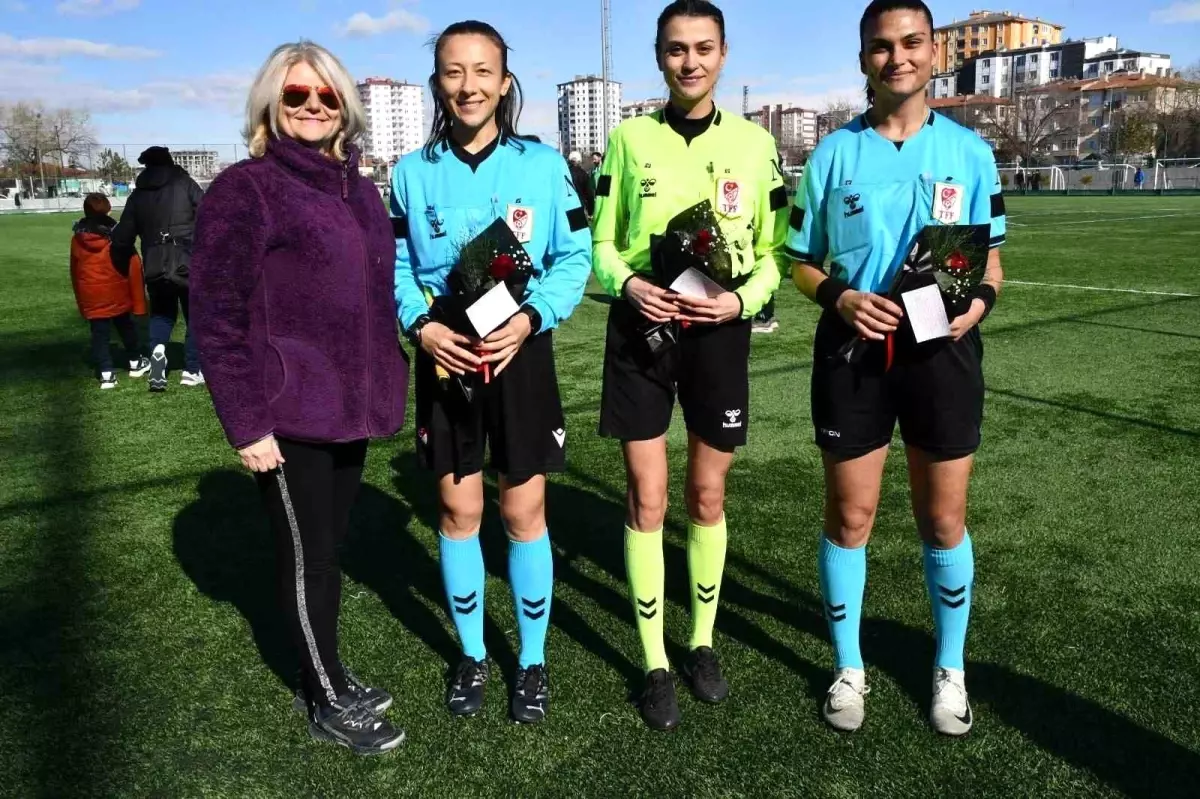 Kayseri\'de Kadın Hakemlere 8 Mart Kutlaması