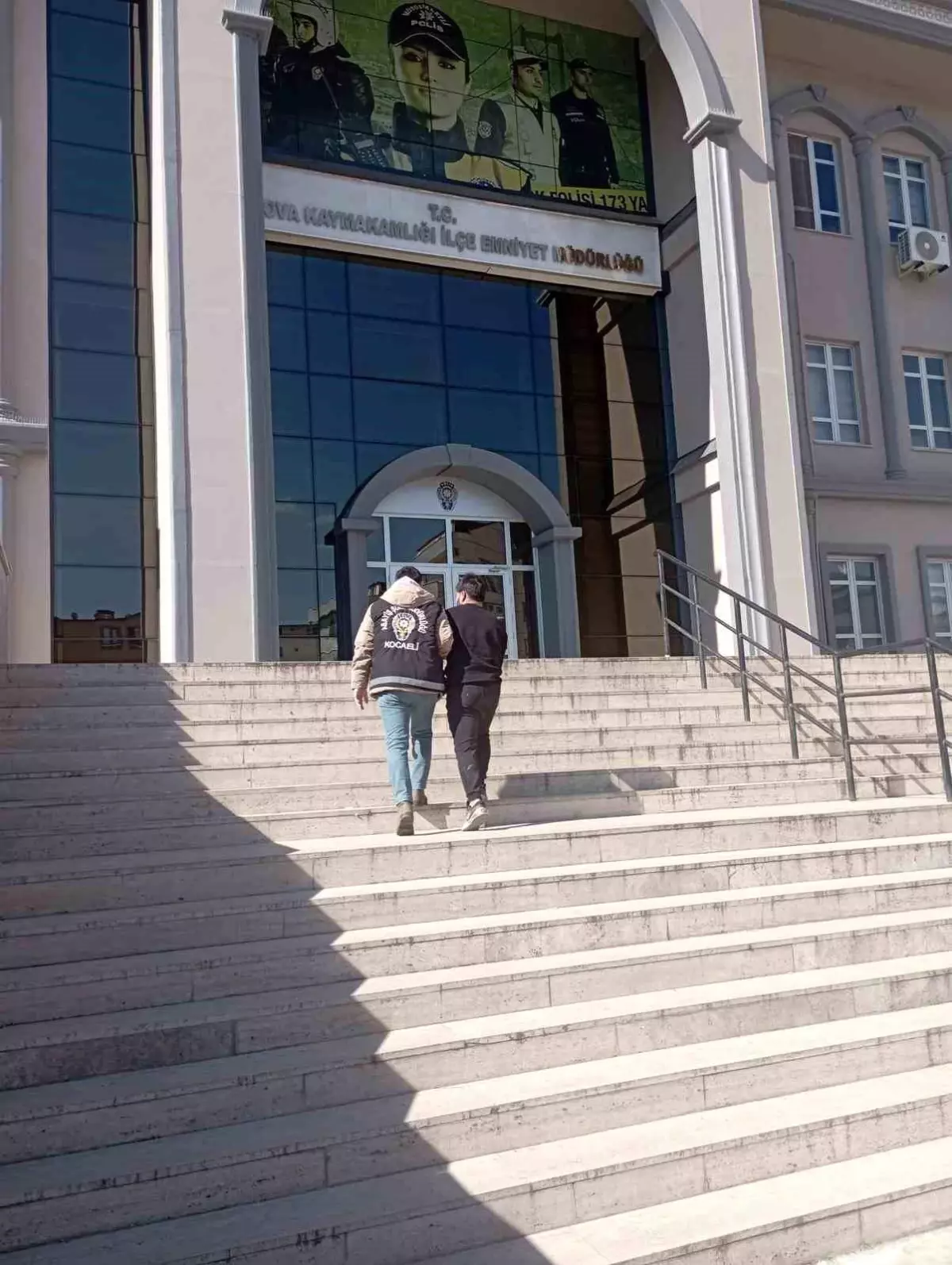 Kocaeli\'de 28 Yıl Cezalı Dolandırıcı Yakalandı